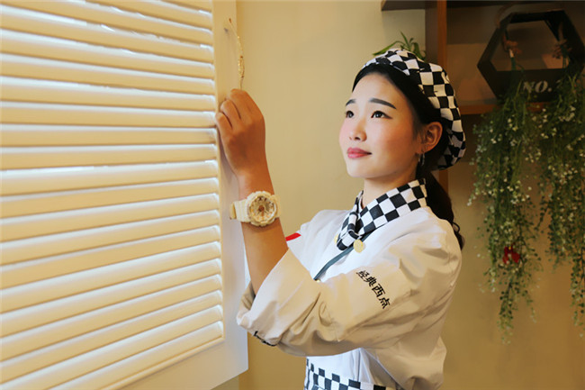 这位安静的美女子独爱西点