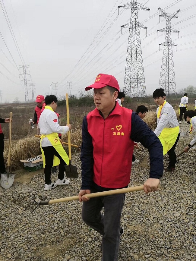 “铺平公墓路,爱洒雷锋月”,安徽新东方党支部的温暖大爱!
