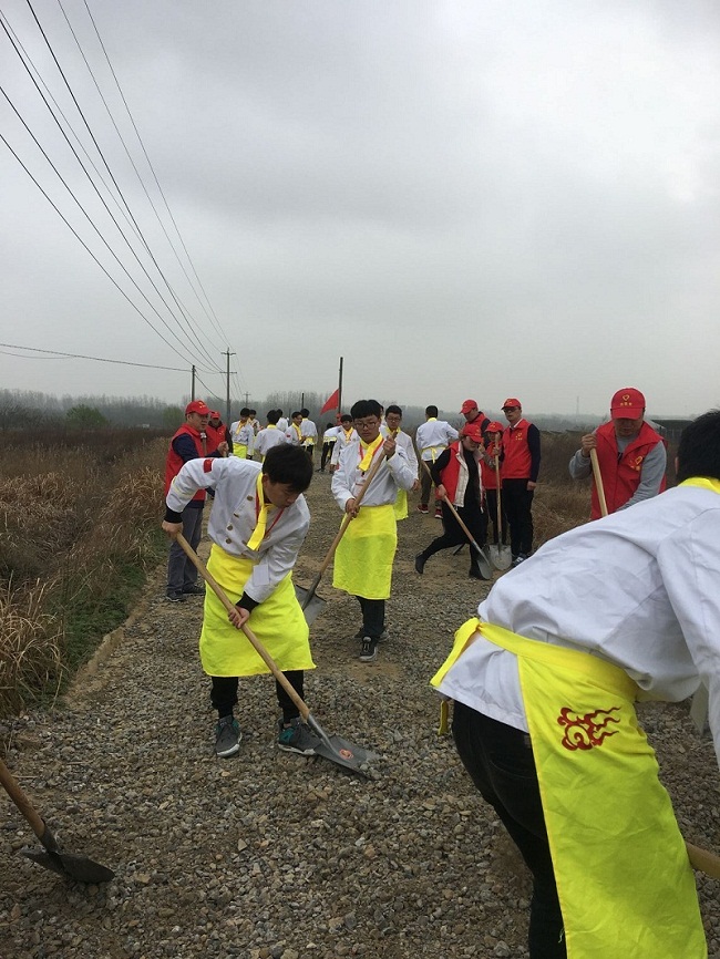 “铺平公墓路,爱洒雷锋月”,安徽新东方党支部的温暖大爱!
