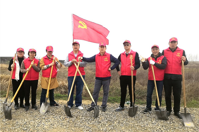 “铺平公墓路,爱洒雷锋月”,安徽新东方党支部的温暖大爱!