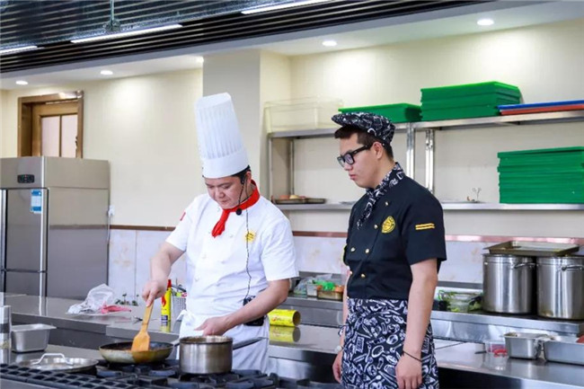 从悉尼科技大学到安徽新东方,这位爱烹饪的宝藏男孩真帅!