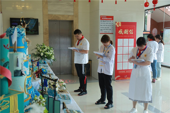 “咏哇杯”西点挑战赛点燃盛夏,蓝色中国风作品展惊艳亮相!