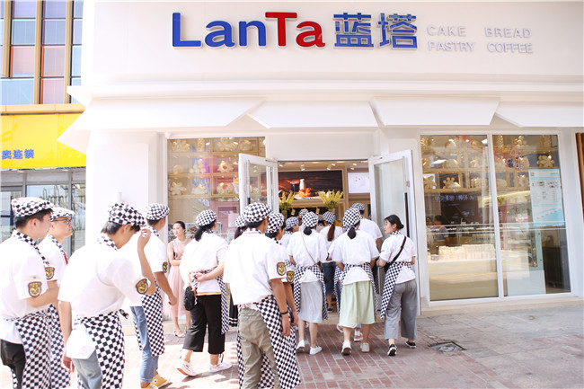 参观好利来兄弟品牌蓝塔工厂与实体店,西点专业新生收获满满!