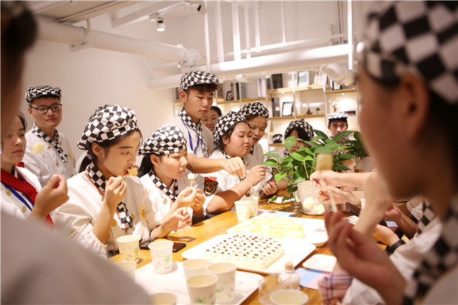 参观好利来兄弟品牌蓝塔工厂与实体店,西点专业新生收获满满!