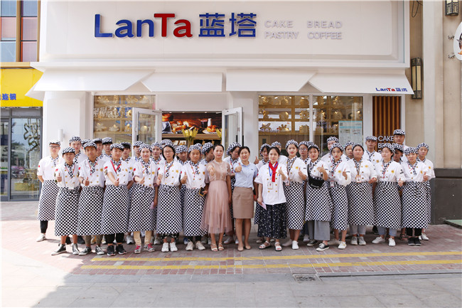 参观好利来兄弟品牌蓝塔工厂与实体店,西点专业新生收获满满!