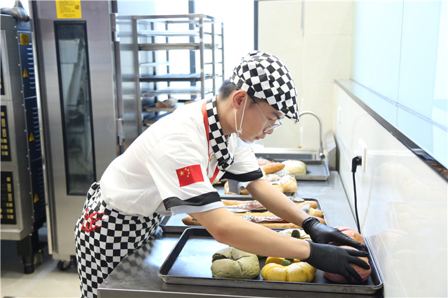 “新东方杯”首届西点西餐全国技能大赛西点选拔赛在我校举行!
