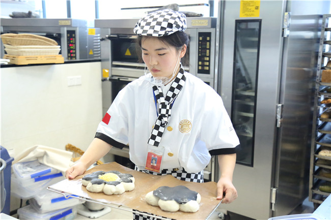 “新东方杯”首届西点西餐全国技能大赛西点选拔赛在我校举行!
