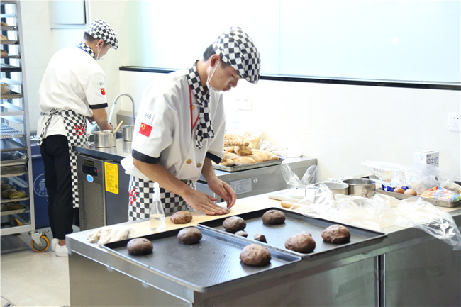 “新东方杯”首届西点西餐全国技能大赛西点选拔赛在我校举行!
