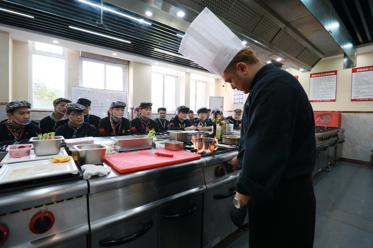 星级酒店主厨走进安徽新东方,亲授西餐烹饪技能!
