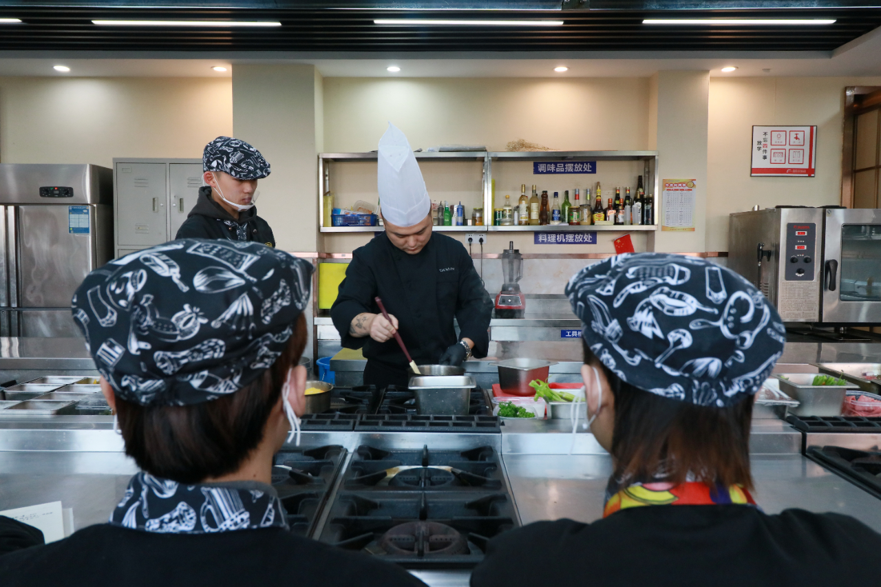 星级酒店主厨走进安徽新东方,亲授西餐烹饪技能!