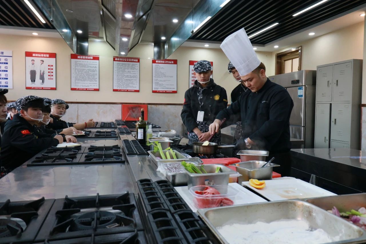 星级酒店主厨走进安徽新东方，亲授西餐烹饪技能！