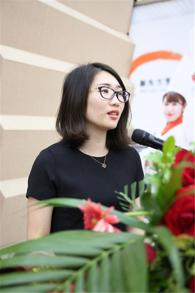 上海华润万家ole东区人力资源经理陈亚玲讲话